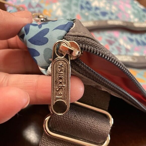 EUC LeSportsac KASEY 3 Zipper Hearts Crossbody Bag - Picture 4 of 7
